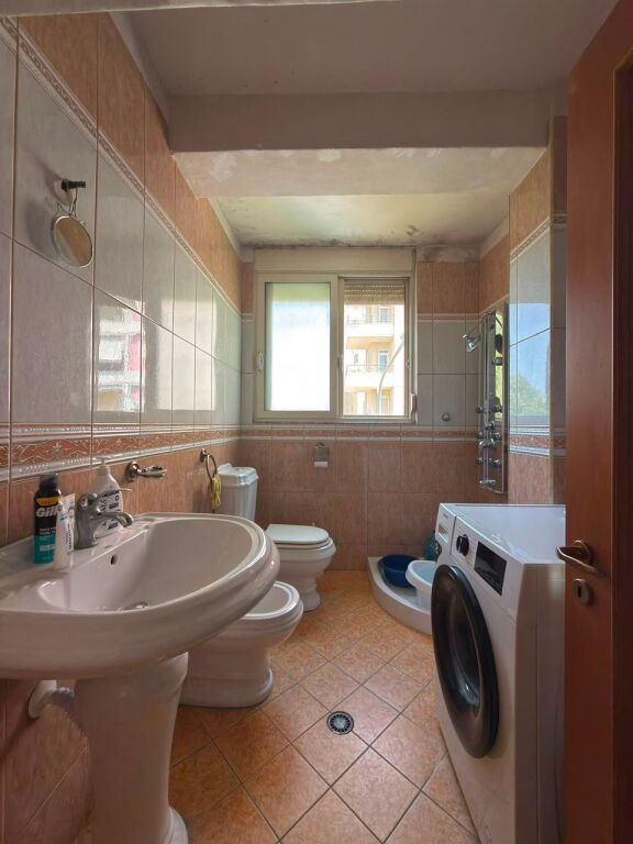 Shiten 2 Apartamente pranë Gjimnazit "Ali Demi", Vlore.