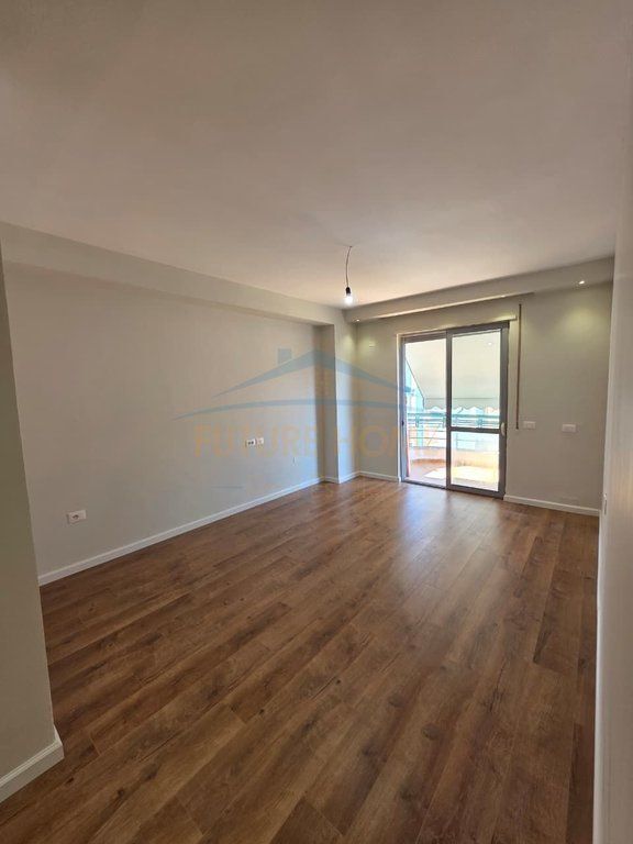 Shitet, Apartament 2+1+2, Restorant Deliu, Fresk.