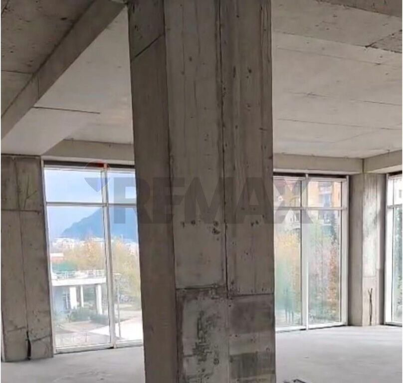 Jepet me qira ambient biznesi në Bllok