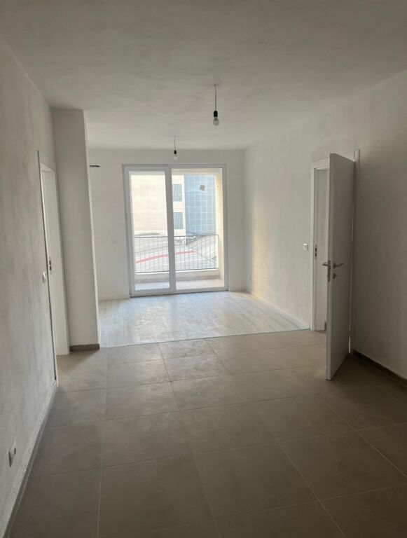 Ofrohet për Shitje Apartament 3+1+3 perballe Stacionit të Trenit, Durres!