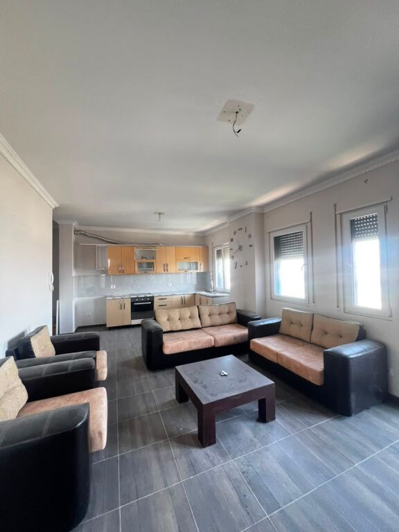 SHITET APARTAMENT 2+1 PRANE STADIUMIT, DURRES