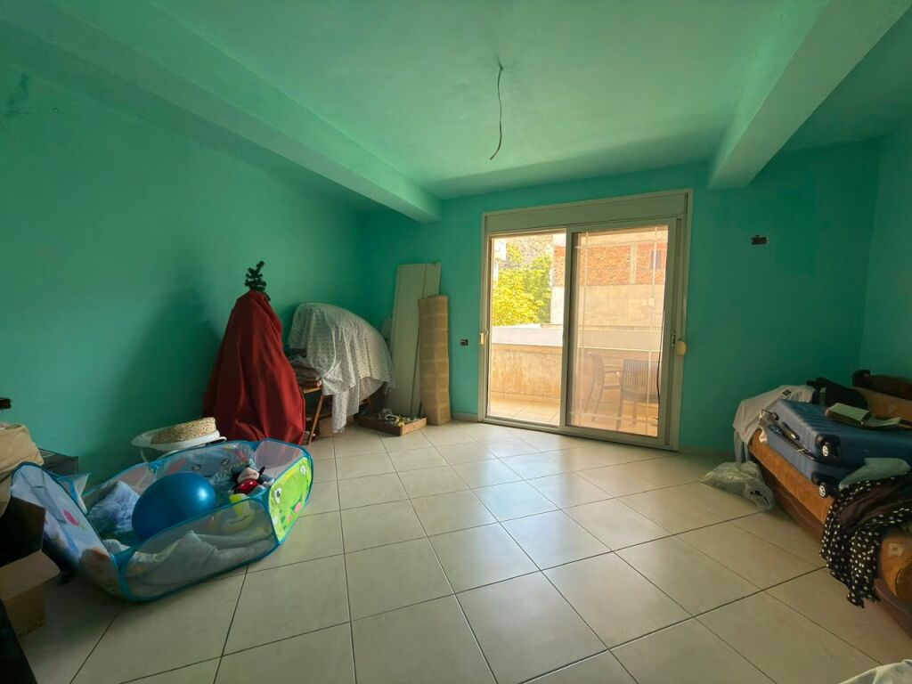 Shiten 2 Apartamente pranë Gjimnazit "Ali Demi", Vlore.