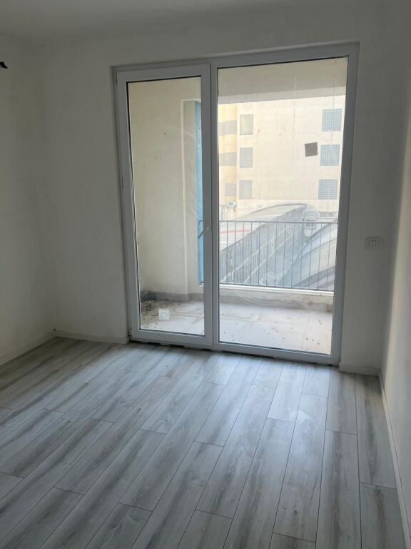 Ofrohet për Shitje Apartament 3+1+3 perballe Stacionit të Trenit, Durres!