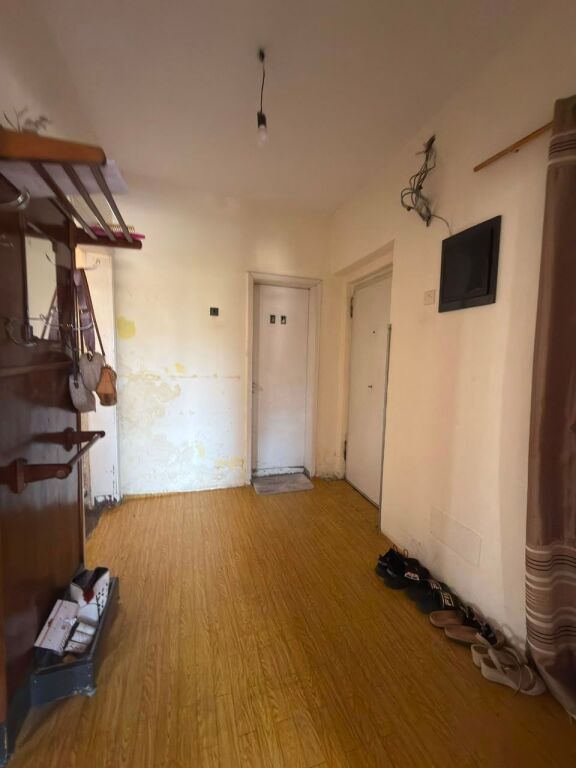 Shiten 2 Apartamente pranë Gjimnazit "Ali Demi", Vlore.