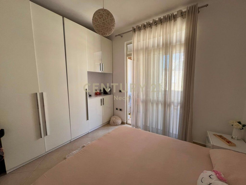 Shitet apartament 2+1+2 në Astir