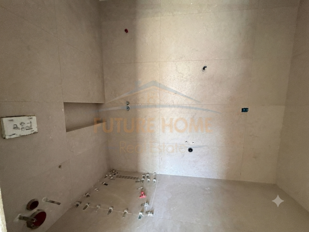 Shitet, Apartament 2+1+2 + Post Parkimi, Shkolla e Kuqe.