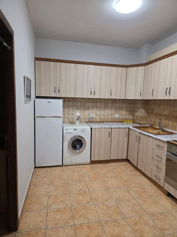 Japim apartament 1+1 ne fillim te Myslym Shyrit !