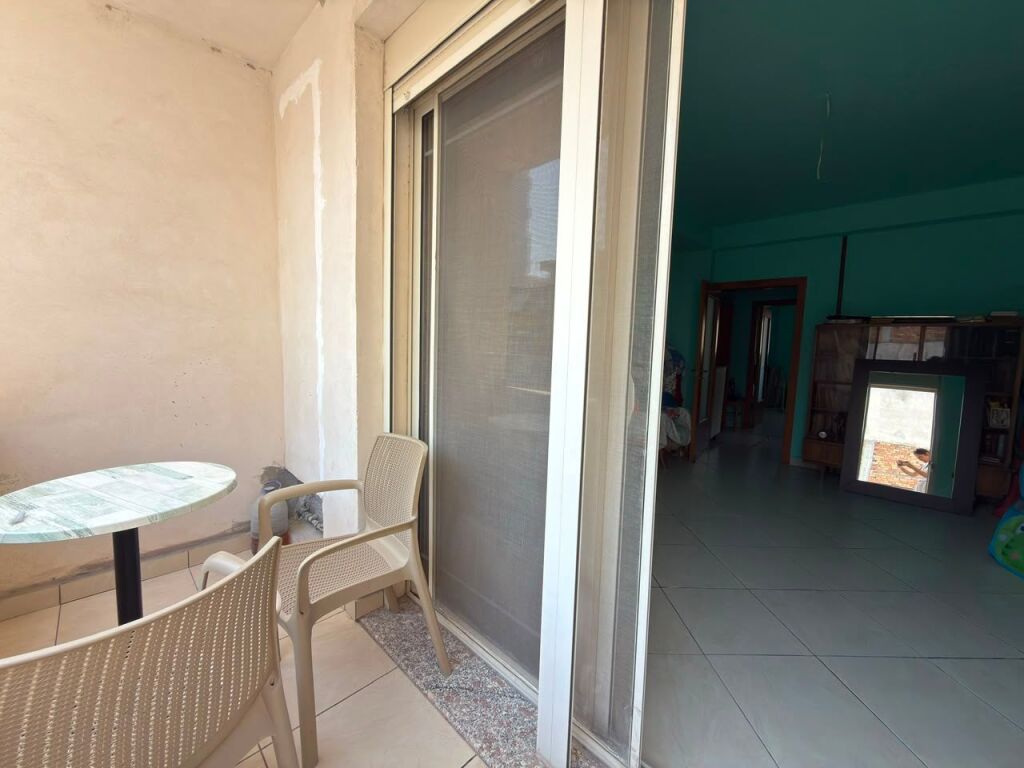 Shiten 2 Apartamente pranë Gjimnazit "Ali Demi", Vlore.