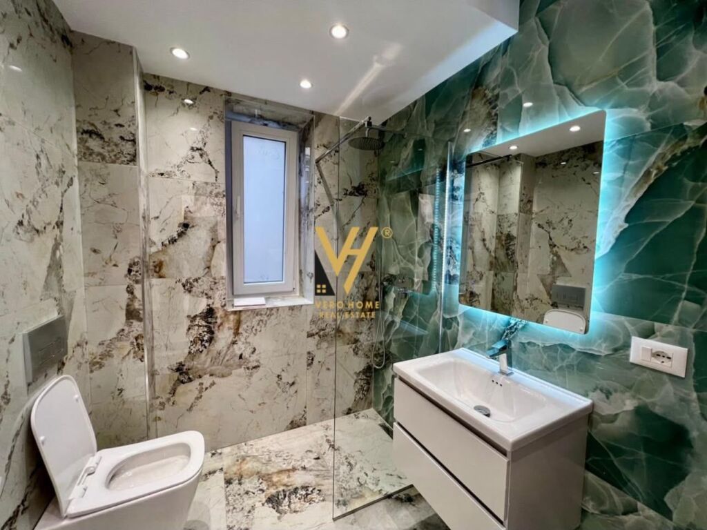 JEPET ZYRE 75 M2 ME QERA TE RRUGA E BARRIKADAVE 1.000 EURO