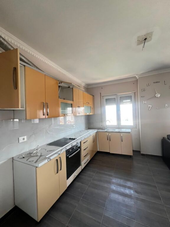 SHITET APARTAMENT 2+1 PRANE STADIUMIT, DURRES
