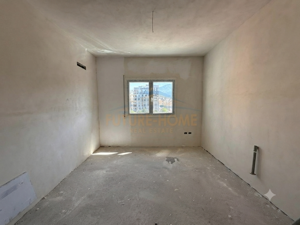 Shitet, Apartament 2+1+2 + Post Parkimi, Shkolla e Kuqe.