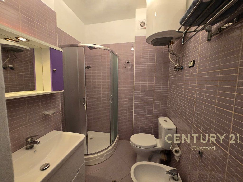 APARTAMENT 1+1 ME QIRA NE YZBERISHT PALLATET DILO!
