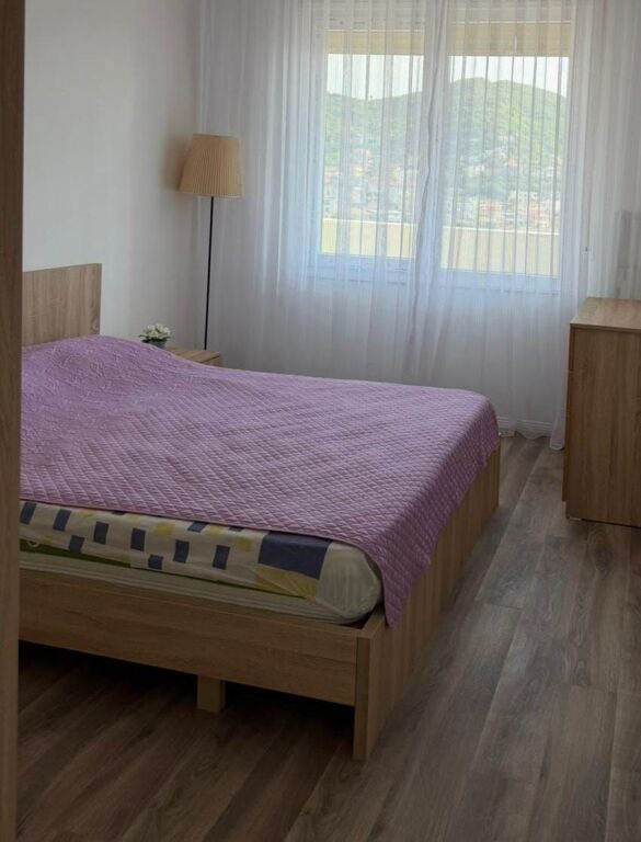 Jepet apartament 2+1 me qira tek Kompleksi Golden Park 4 , Yzberisht , Misto Mame , Kompleksi Delijorgji , Pallati me Shigjeta .