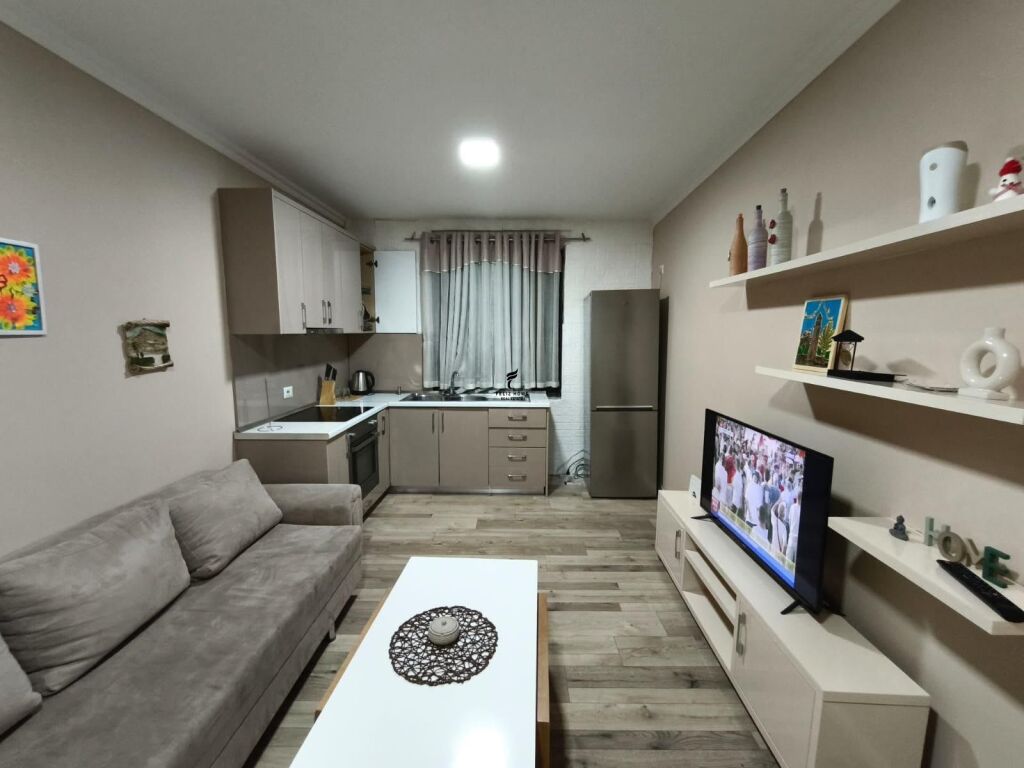 APARTAMENT ME QERA 1+1 RRUGA E DURRESIT 50.000 LEKE FH-86322