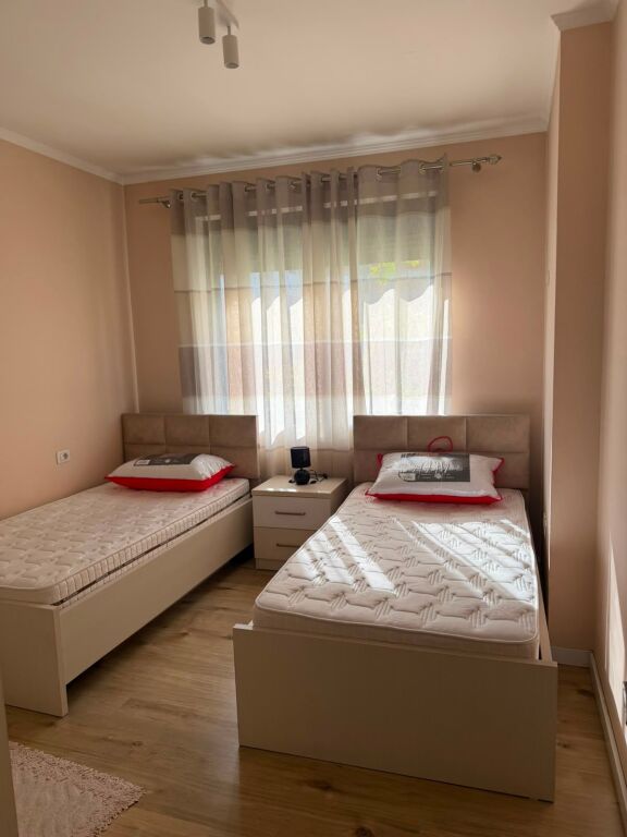 Jepet me qera apartament 1+1 në Astir, 40 000 lekë