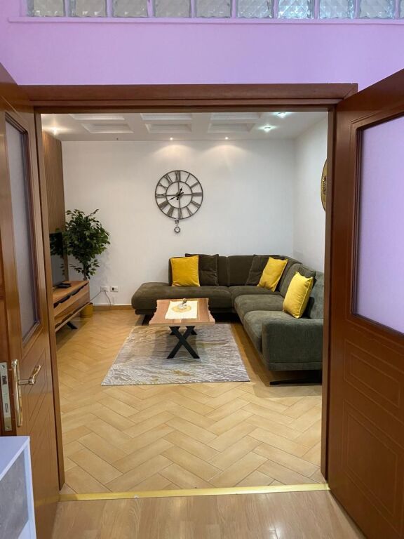 Jepet me qera apartament 2+1 në qendër, 800 €