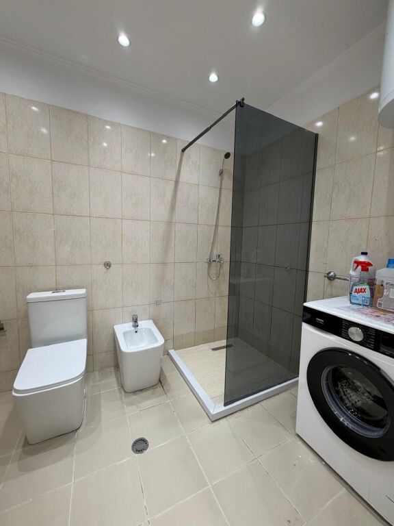 Appartamento 2+1 in vendita – Yzberisht 📍 Posizione: Yzberisht ✨ Dettagli: 📐 Superficie: lordo 114 m², netto 102.6 m² 🏢 6° piano, con ascensore 🛁 1 bagno 🌿 2 balconi 📄 Con certificato di proprietà (Catasto) 💰 Prezzo: 17.100.000 Lek