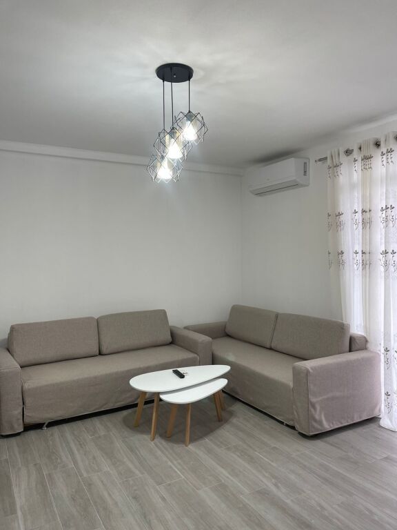Jepet me qera 2+1+2 në fund të rrugës 5 Maji, 50 000 lekë