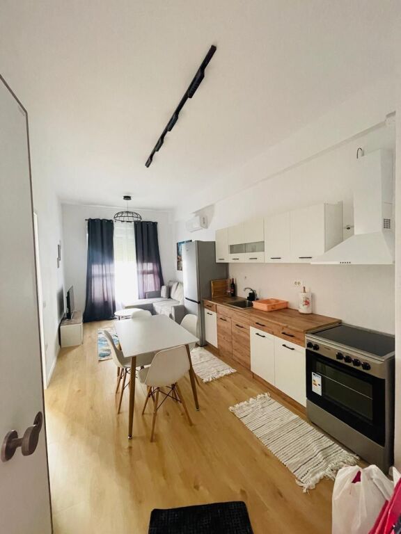 Jepet me qera apartament 1+1 ne Ali Dem, 38 000 lekë