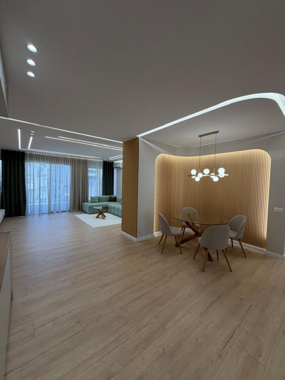Appartamento 2+1 in vendita – Yzberisht 📍 Posizione: Yzberisht ✨ Dettagli: 📐 Superficie: lordo 114 m², netto 102.6 m² 🏢 6° piano, con ascensore 🛁 1 bagno 🌿 2 balconi 📄 Con certificato di proprietà (Catasto) 💰 Prezzo: 17.100.000 Lek