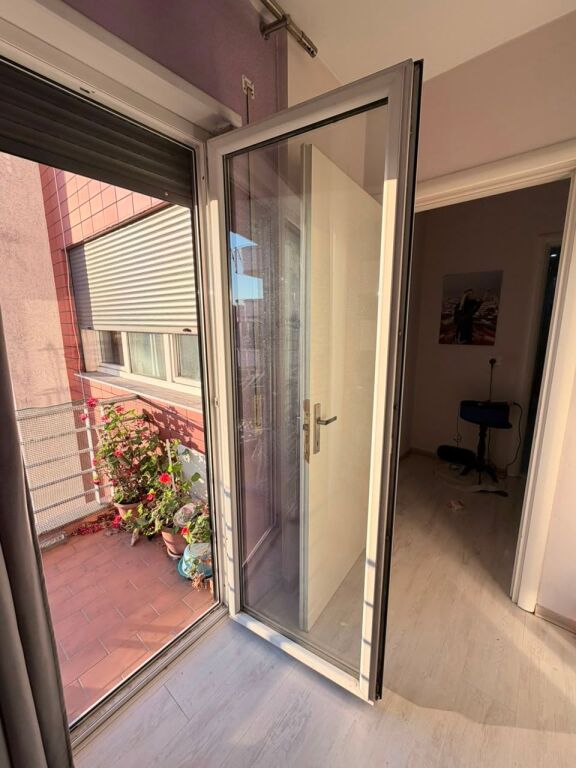 🏠 IN AFFITTO: Appartamento 1+1 📍Brryl – Vicino al Votra Bar || 55.000 Lek/Mese – Edificio Nuovo con Ascensore – 8° Piano – 80 m² || Vicino a Tutti i Servizi 🏃🏻‍♂️