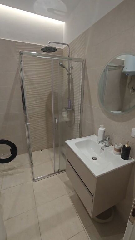 Monolocale in Affitto – Porcelan 📍 Porcelan, vicino a UET e Pediatria 🏢 Edificio nuovo 🛏️ Monolocale  📐 2° piano  💶 45000 lek / mese (Affittato con contratto notarile pagamento tramite banca tassa pagata dal proprietario)

