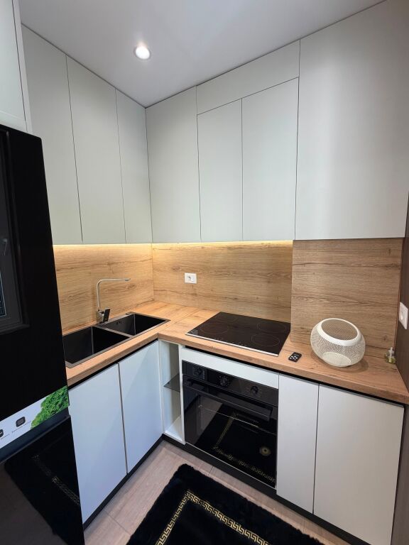 Shitet apartament prane Liqenit te Tiranes