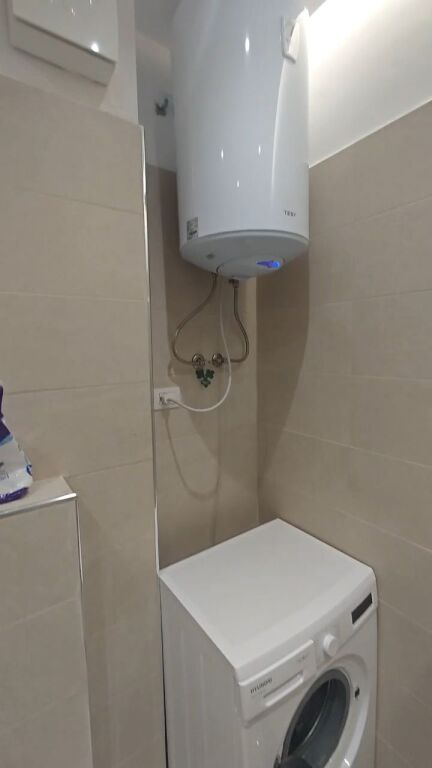 Monolocale in Affitto – Porcelan 📍 Porcelan, vicino a UET e Pediatria 🏢 Edificio nuovo 🛏️ Monolocale  📐 2° piano  💶 45000 lek / mese (Affittato con contratto notarile pagamento tramite banca tassa pagata dal proprietario)

