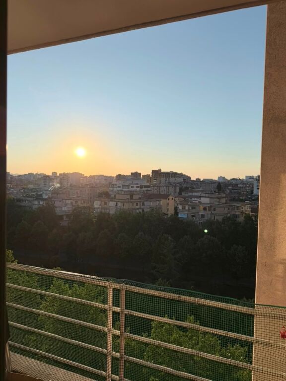 🏠 IN AFFITTO: Appartamento 1+1 📍Brryl – Vicino al Votra Bar || 55.000 Lek/Mese – Edificio Nuovo con Ascensore – 8° Piano – 80 m² || Vicino a Tutti i Servizi 🏃🏻‍♂️