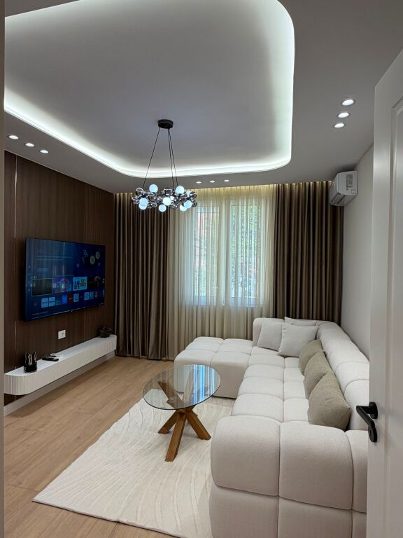 Shitet apartament prane Liqenit te Tiranes