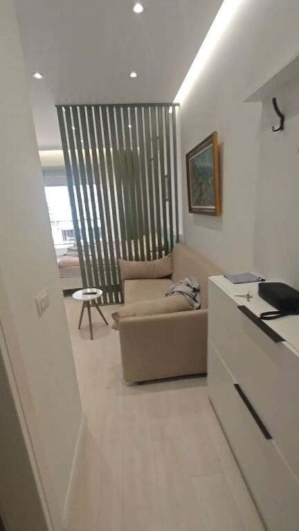 Monolocale in Affitto – Porcelan 📍 Porcelan, vicino a UET e Pediatria 🏢 Edificio nuovo 🛏️ Monolocale  📐 2° piano  💶 45000 lek / mese (Affittato con contratto notarile pagamento tramite banca tassa pagata dal proprietario)
