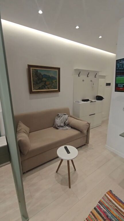 Monolocale in Affitto – Porcelan 📍 Porcelan, vicino a UET e Pediatria 🏢 Edificio nuovo 🛏️ Monolocale  📐 2° piano  💶 45000 lek / mese (Affittato con contratto notarile pagamento tramite banca tassa pagata dal proprietario)
