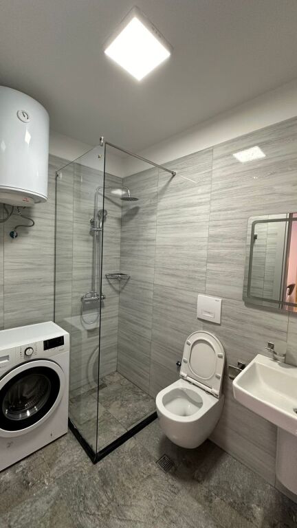 Jepet me qera apartament 1+1 pranë Gjimnazit Partizani, 60 000 lekë
