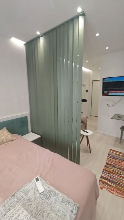 Monolocale in Affitto – Porcelan 📍 Porcelan, vicino a UET e Pediatria 🏢 Edificio nuovo 🛏️ Monolocale  📐 2° piano  💶 45000 lek / mese (Affittato con contratto notarile pagamento tramite banca tassa pagata dal proprietario)
