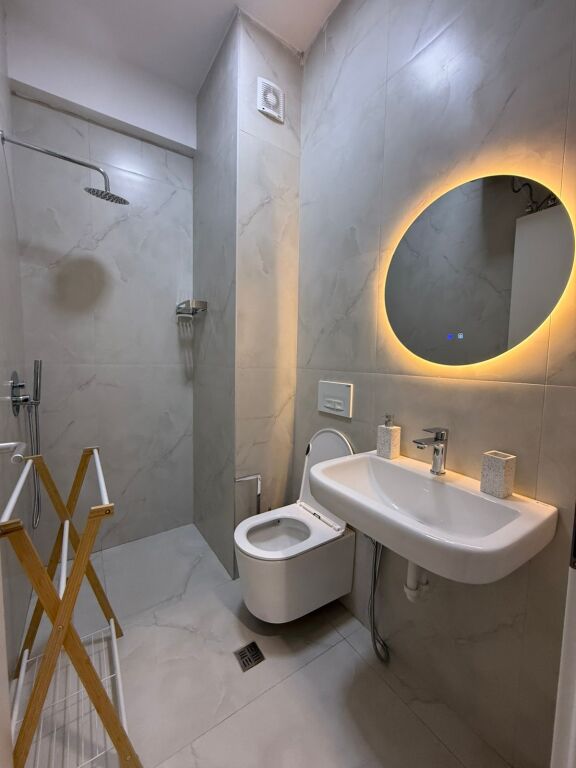 ME QERA: 1+1📍Ali Dem (Rezidenca Kadiu) - 450€/Muaj - I Pabanuar me Pare🔥 - Sp.65m² - Kt.6 || I Arreduar me Arkitekt - 100% e kompletuar ne detaje ✨️