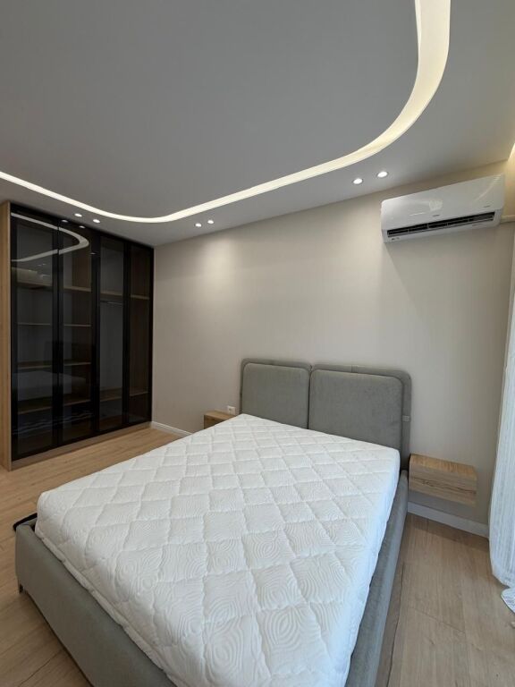 Appartamento 2+1 in vendita – Yzberisht 📍 Posizione: Yzberisht ✨ Dettagli: 📐 Superficie: lordo 114 m², netto 102.6 m² 🏢 6° piano, con ascensore 🛁 1 bagno 🌿 2 balconi 📄 Con certificato di proprietà (Catasto) 💰 Prezzo: 17.100.000 Lek