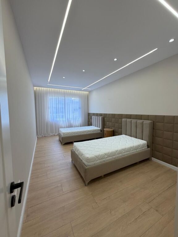 Appartamento 2+1 in vendita – Yzberisht 📍 Posizione: Yzberisht ✨ Dettagli: 📐 Superficie: lordo 114 m², netto 102.6 m² 🏢 6° piano, con ascensore 🛁 1 bagno 🌿 2 balconi 📄 Con certificato di proprietà (Catasto) 💰 Prezzo: 17.100.000 Lek