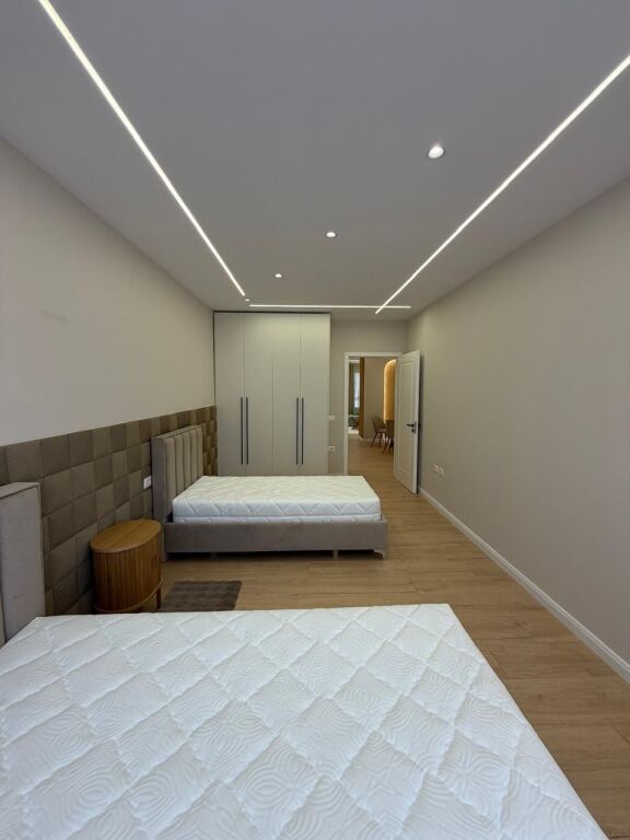 Appartamento 2+1 in vendita – Yzberisht 📍 Posizione: Yzberisht ✨ Dettagli: 📐 Superficie: lordo 114 m², netto 102.6 m² 🏢 6° piano, con ascensore 🛁 1 bagno 🌿 2 balconi 📄 Con certificato di proprietà (Catasto) 💰 Prezzo: 17.100.000 Lek