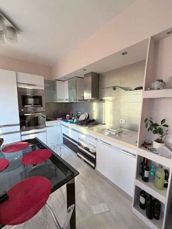 🏠 IN AFFITTO: Appartamento 1+1 📍Brryl – Vicino al Votra Bar || 55.000 Lek/Mese – Edificio Nuovo con Ascensore – 8° Piano – 80 m² || Vicino a Tutti i Servizi 🏃🏻‍♂️