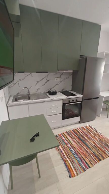 Monolocale in Affitto – Porcelan 📍 Porcelan, vicino a UET e Pediatria 🏢 Edificio nuovo 🛏️ Monolocale  📐 2° piano  💶 45000 lek / mese (Affittato con contratto notarile pagamento tramite banca tassa pagata dal proprietario)
