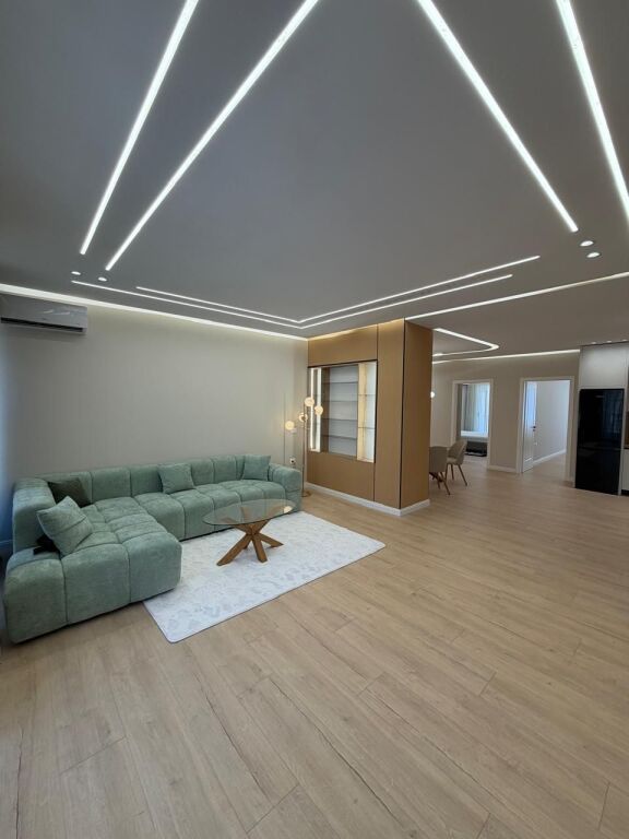 Appartamento 2+1 in vendita – Yzberisht 📍 Posizione: Yzberisht ✨ Dettagli: 📐 Superficie: lordo 114 m², netto 102.6 m² 🏢 6° piano, con ascensore 🛁 1 bagno 🌿 2 balconi 📄 Con certificato di proprietà (Catasto) 💰 Prezzo: 17.100.000 Lek