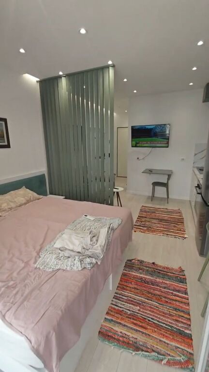 Monolocale in Affitto – Porcelan 📍 Porcelan, vicino a UET e Pediatria 🏢 Edificio nuovo 🛏️ Monolocale  📐 2° piano  💶 45000 lek / mese (Affittato con contratto notarile pagamento tramite banca tassa pagata dal proprietario)
