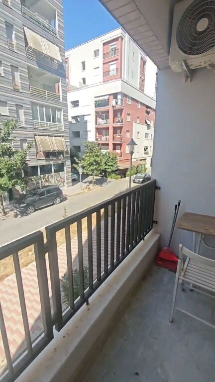 Monolocale in Affitto – Porcelan 📍 Porcelan, vicino a UET e Pediatria 🏢 Edificio nuovo 🛏️ Monolocale  📐 2° piano  💶 45000 lek / mese (Affittato con contratto notarile pagamento tramite banca tassa pagata dal proprietario)
