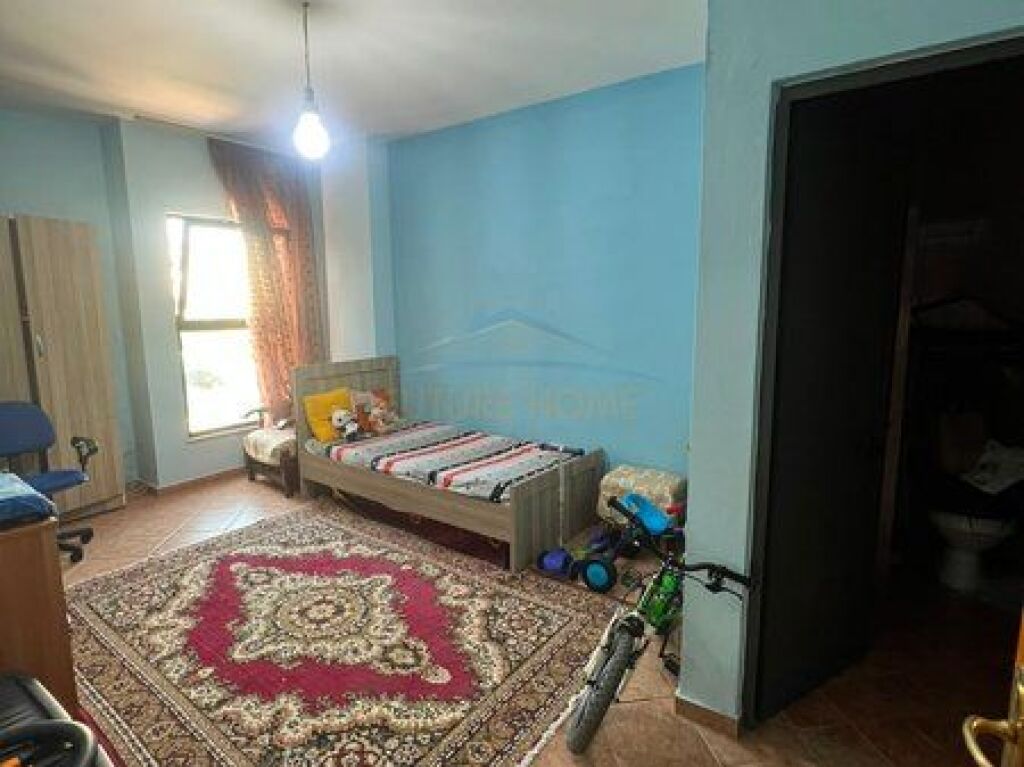 Shitet, Apartament 2+1+2, Rruga 5 Maj, Tirane