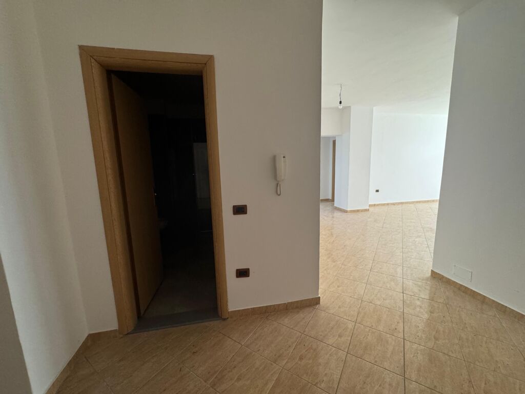 Shitet Apartament 2+1+2+2 Plazh Durres