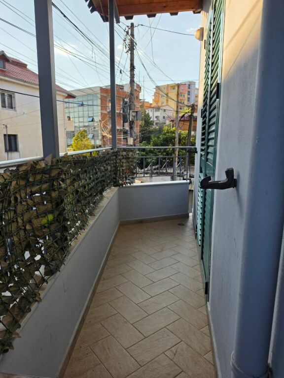 🏡 IN AFFITTO: Appartamento 2+1 | 80 m² | Vicino alla Facoltà di Economia – Gramoz Pashko | 45.000 Lek/Mese