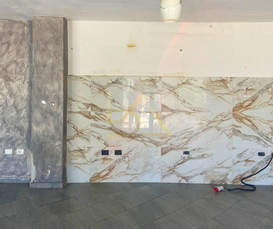 Locale Commerciale + Casa Privata in Vendita – Quartiere 17, Durrës