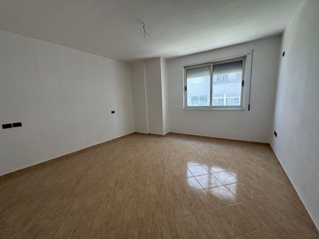 Shitet Apartament 2+1+2+2 Plazh Durres