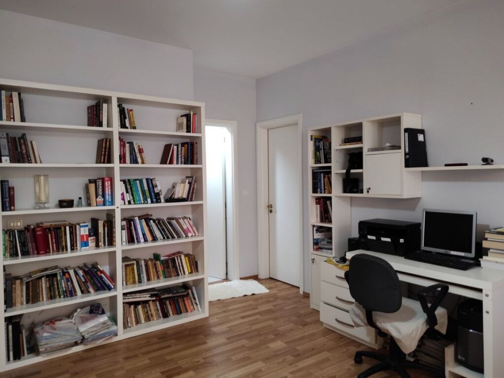 Apartament 2+1+2 - Rr. e Kavajes, Kisha Katolike