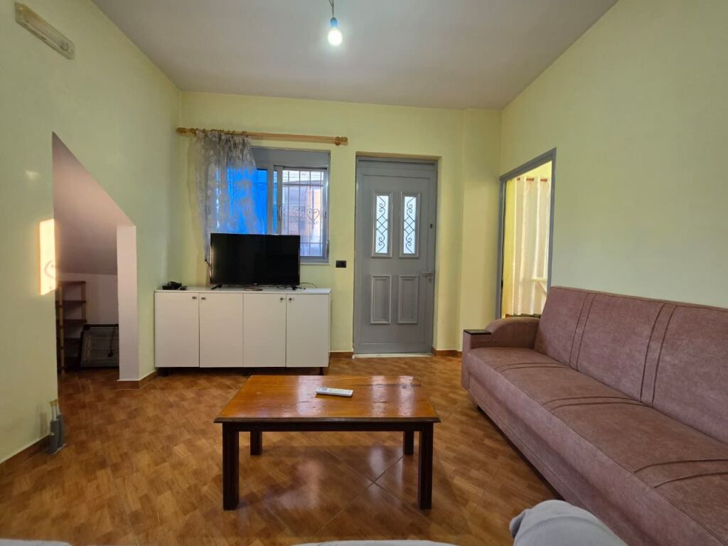 🏡 IN AFFITTO: Appartamento 2+1 | 80 m² | Vicino alla Facoltà di Economia – Gramoz Pashko | 45.000 Lek/Mese